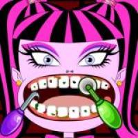 Draculaura Dentist Fang-tastic Smiles One Cavity at a Time